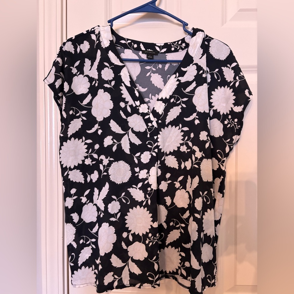 Anne Taylor navy, tan and white floral blouse